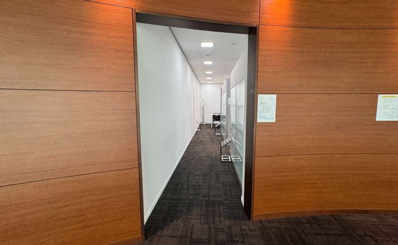 【Booth.Bは左手の通路を入った真ん中のブースになります。】