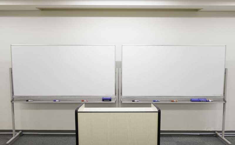 ホワイトボード2枚と演台。