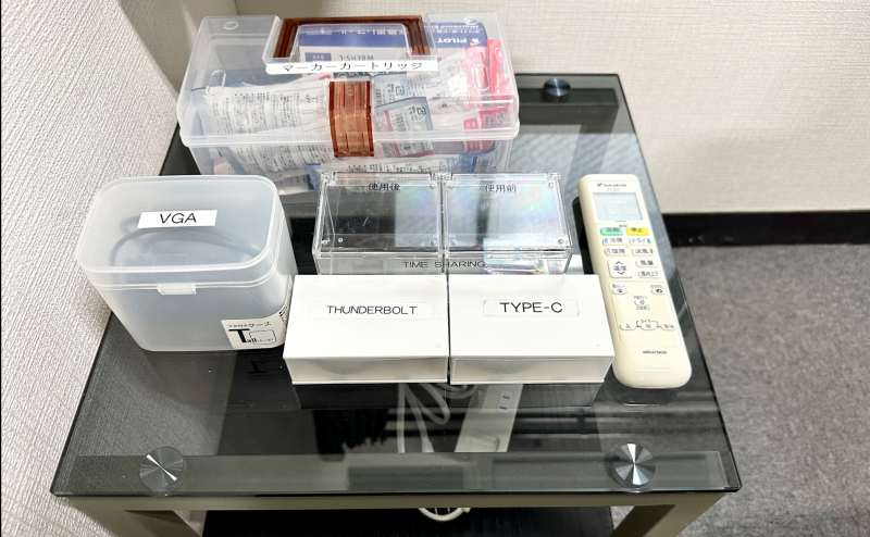 【モニター用の変換器・延長コード・ホワイトボード用の備品はテーブルにまとめてあります】 - TIME SHARING 赤羽 IMBオフィス511の写真