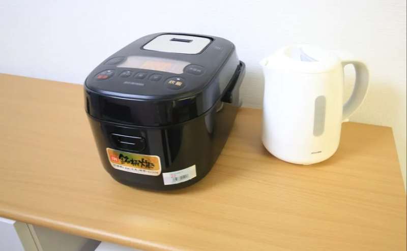 炊飯器と電子ケトルもございます。