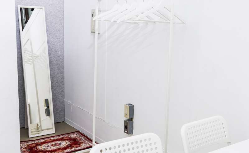 メイクルーム内にフィッティングスペースあります。