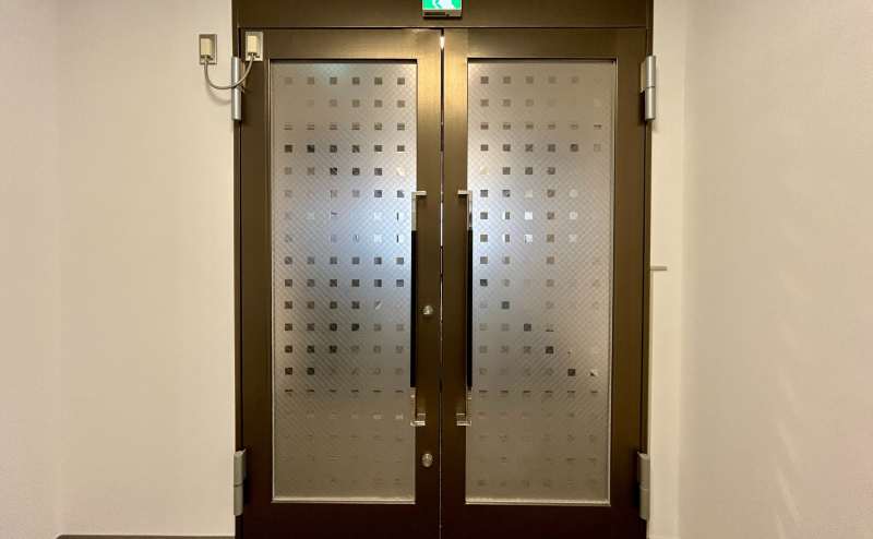 【オートロックのため、一時退出時は必ずカードキーをお持ちください】