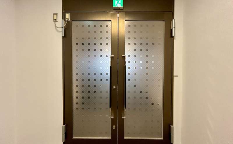 【オートロックのため、一時退出時は必ずカードキーをお持ちください】