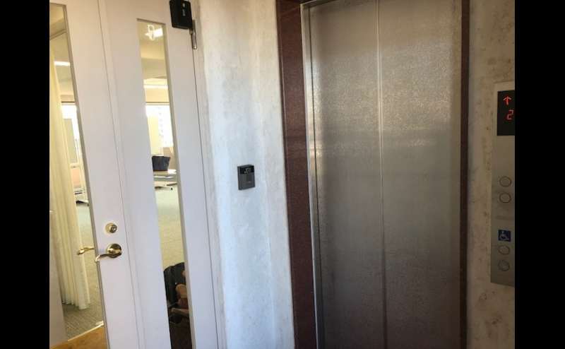 エレベーターを降りてすぐ、玄関です