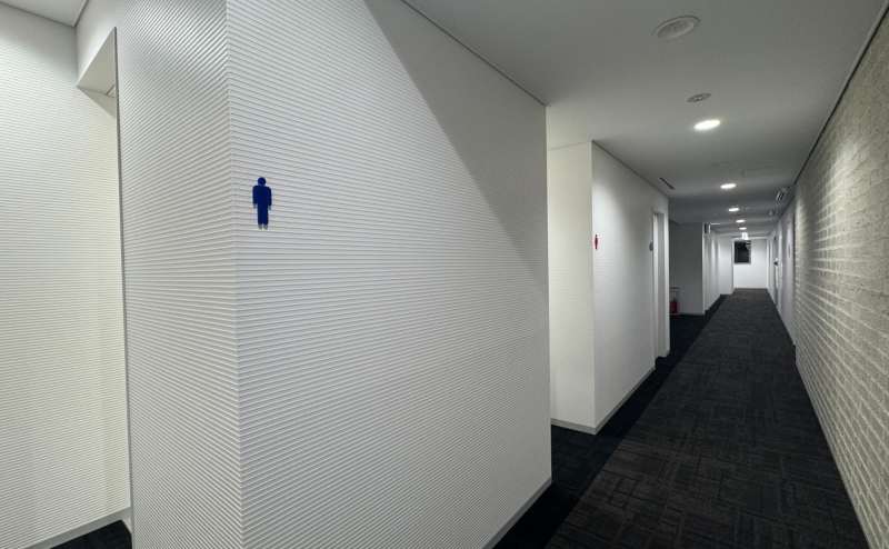 【お手洗いは階段を背に左手にございます。】