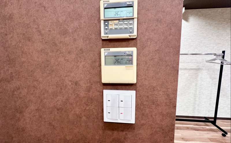 【室内に専用エアコンがあるので温度設定を自由に変更可能です。リモコンは入口ドアから入ってすぐ右の壁にございます】 - TIME SHARING 竹橋 廣瀬第2ビル B1Fの写真