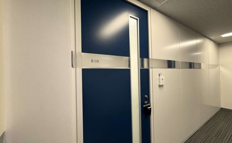 【ご予約の部屋まで進みドアノブにあるキーボックスよりカードキーをお取りの上、SECOMセンサーに当ててオートロックを解除ください】