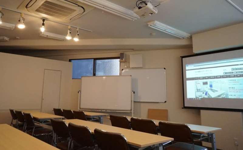 プロジェクターとスクリーンを無料で完備。プレゼンテーションや上映会、試写会に