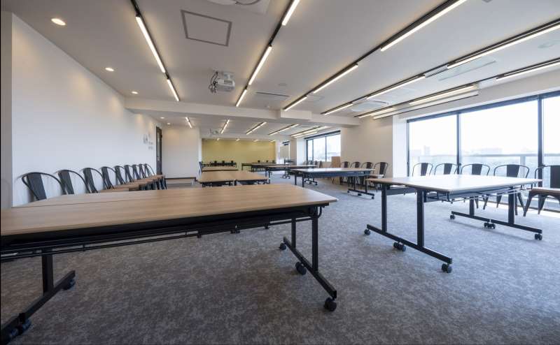 【レイアウト例：机のみ並べた島型形式 ※レイアウト変更はお客様自身で行っていただきます】 - TIME SHARING 新宿御苑前 壱丁目参番館8Aの写真