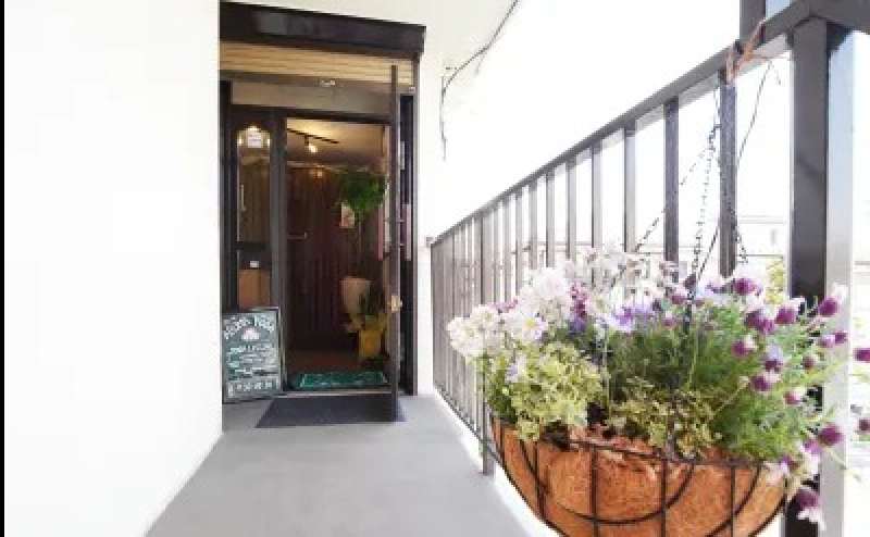 サロンは2階にございます。階段を上がると明るく見晴らしの良い景色が楽しめます