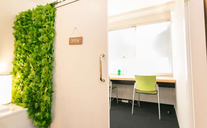 【ROUGH LABO TECH扇町個室ブース】ドリンクバー付ゆったり広めの駅前ワークブース/大阪市北区/梅田/南森町のテレワーク/Web会議/面接/作業場所