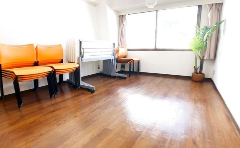 机と椅子を片付けてヨガやピラティスのレッスンに。格安なので個人での練習も