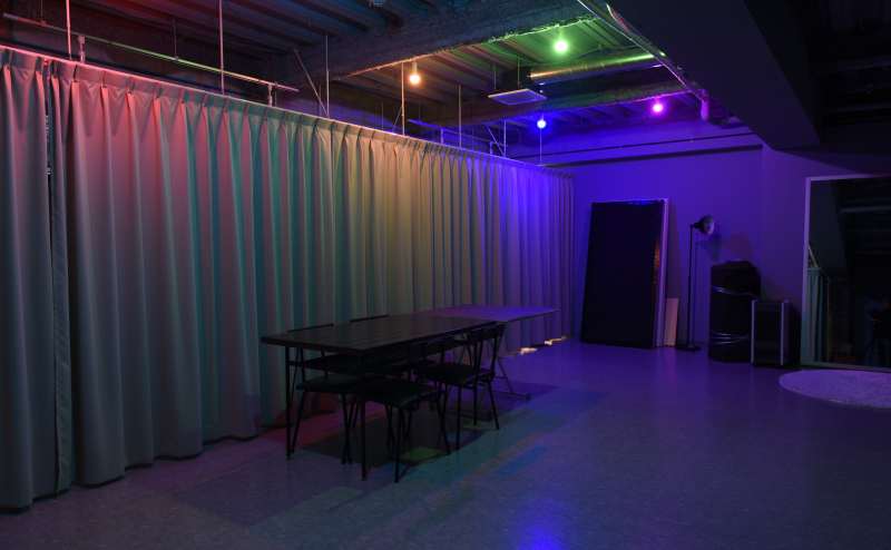 室内灯は可変LEDとなっていて、3500K−6500のケルビン、16万色の色に変更可能。昼間も暗幕カーテンで使用できます。MVなどの動画撮影で使われる人が多いです。