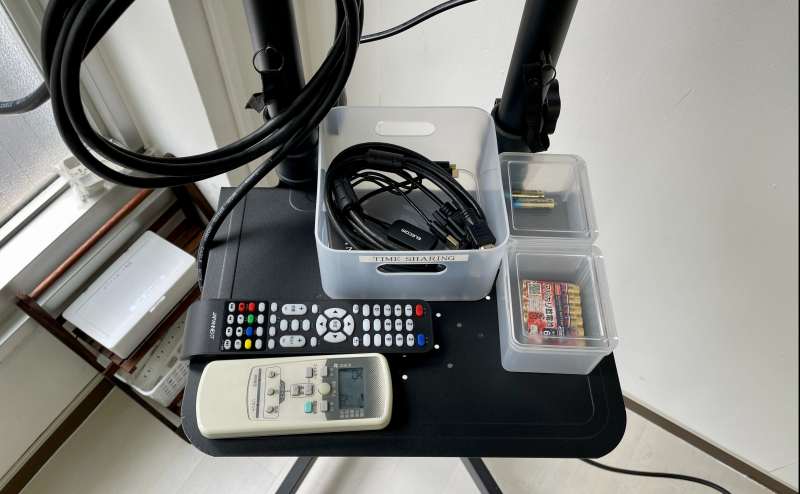 【変換機、モニターのリモコン、エアコンのリモコン、リモコン用予備電池はモニター台にございます】 - TIME SHARING 秋葉原 和泉ビル202の写真