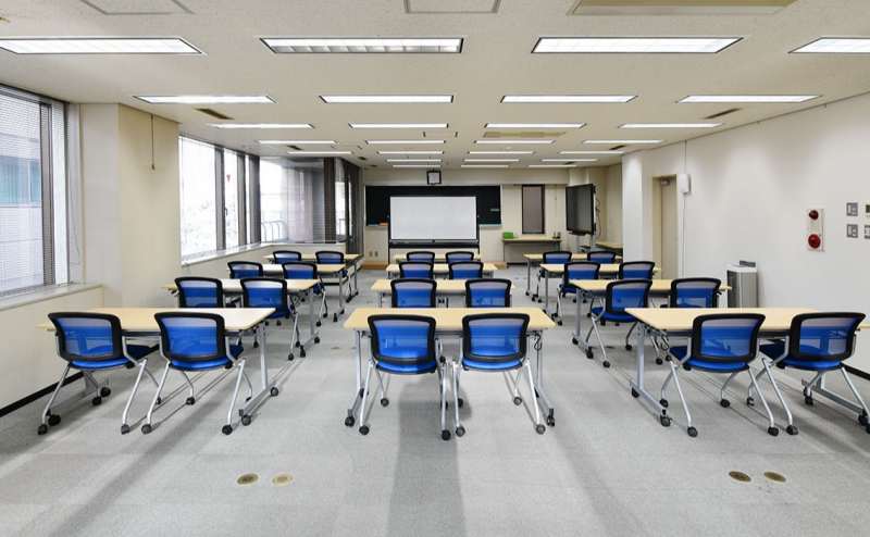 【日写協会議室】大塚駅徒歩4分/ 電子ボード・マイク有/ 30名着席、スタンディングで40名収容可/ Wi-Fi完備/45坪の広々室内！セミナー・展示会等に最適