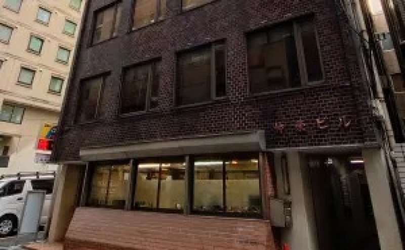 こちらの建物の4Fにあります。周辺は飲食店やコンビニの多い好立地です