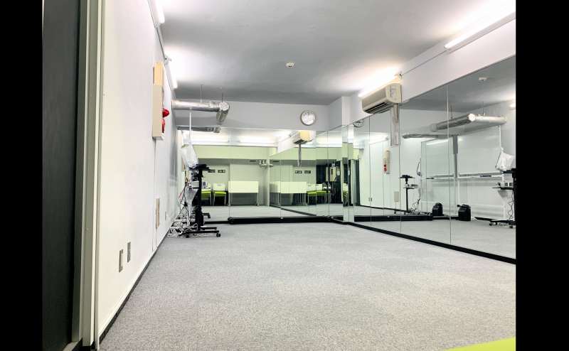 テーブルを寄せればミラーを利用したダンス・ヨガレッスン、洋服販売なども可能です！