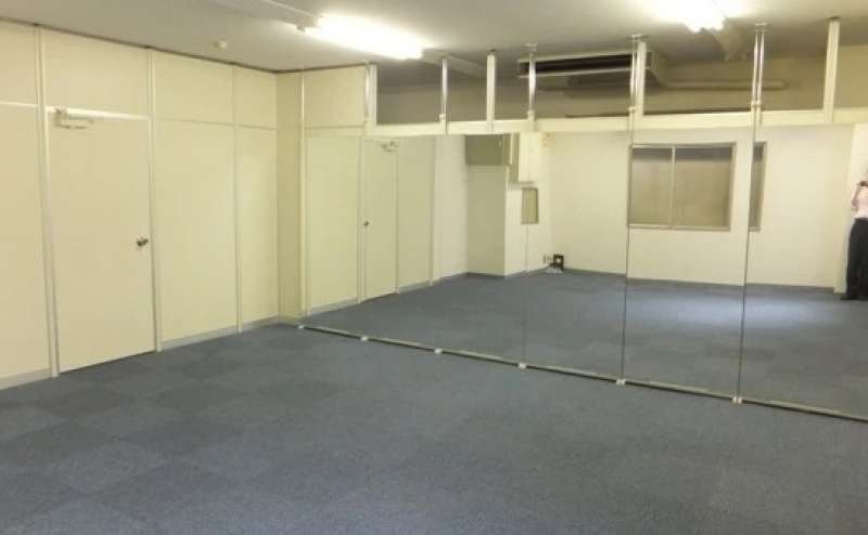 清潔で明るいお部屋です。ヨガ、ダンス、ウォーキング、着付け教室など幅広くご利用いただけます。