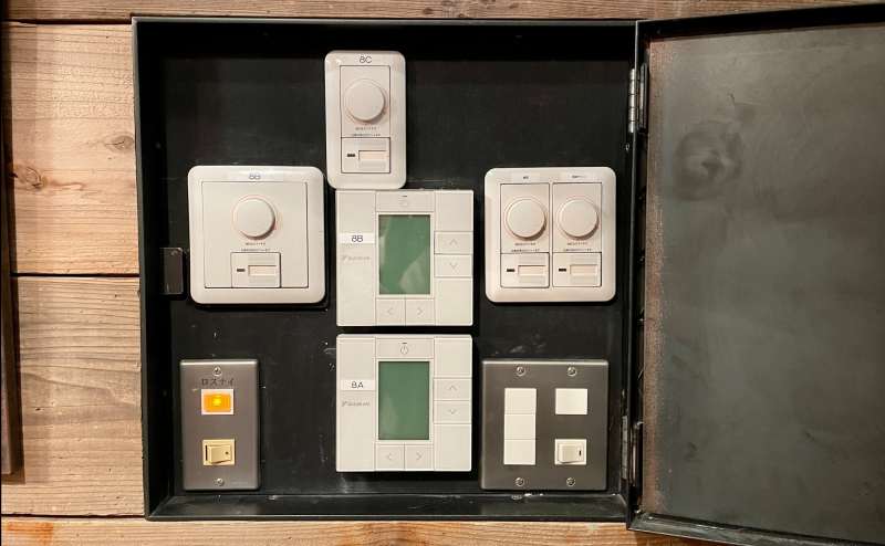 【空調・電気スイッチ ※各スイッチに部屋番号を書いていますので、他のお部屋を間違えて操作しないようお気をつけください】 - TIME SHARING 田町赤羽橋 8Aの写真