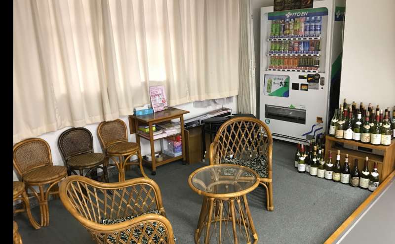 更衣室にもなるサロンには自動販売機も完備されてます。
