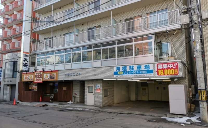 建物外観でございます　1階の飲食店が目印です