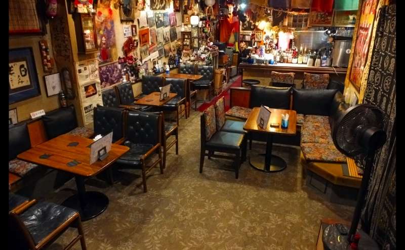 壇上の奥の席より入り口側を望む