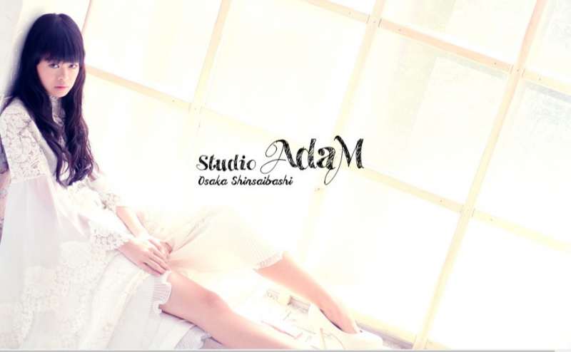 大きな窓があり自然光で被写体もきれいに映ります