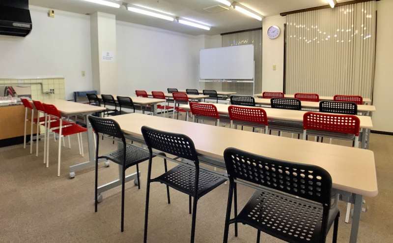 【お気軽会議室金沢安江町101号室】金沢駅東口徒歩８分。24名着席可。高速Wi-Fi、プロジェクター&100インチスクリーン、ホワイトボード無料の格安貸し会議室、セミナー会場。（金沢市）