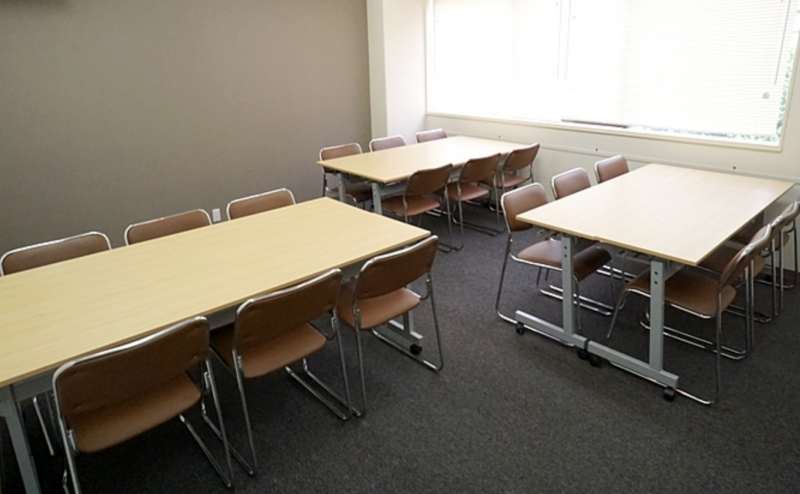 グループワークや勉強会にぴったりです。机や椅子を片付けることもできます