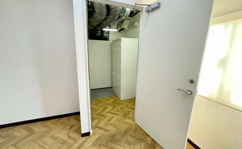 【7階共用部にダンスルーム専用の更衣室があります】 - TIME SHARING 四谷 ダンスルーム7Dの写真