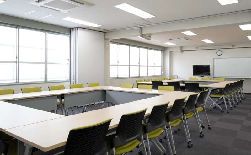 ロの字形式(基本レイアウト)　36名着席可能。