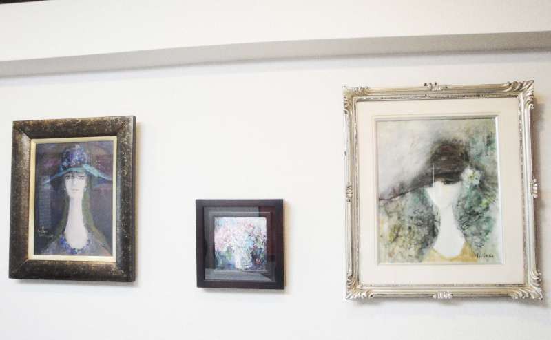 スペース内の絵画の写真です。