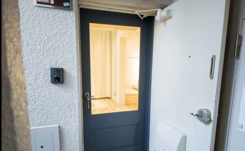 エントランス｜二重ドアで仕切られています