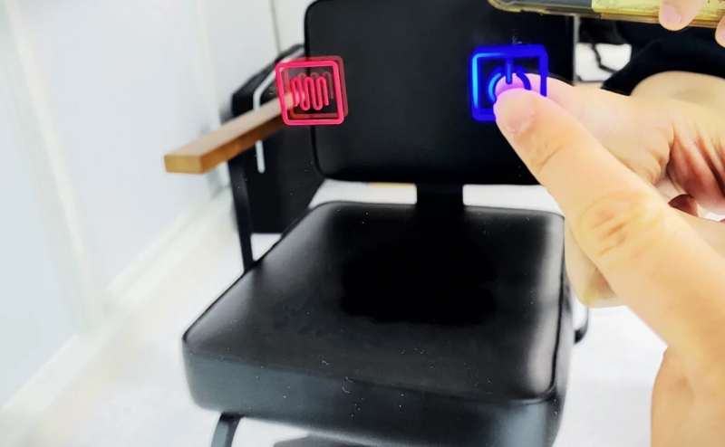 鏡のボタンを押すと鏡のライトが点きます。 左側のボタンは曇り止めです。