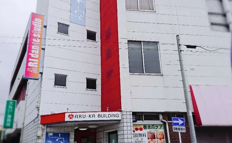 バス停「黄金中学校前」のそば、地下鉄桜通線中村区役所駅からは徒歩7分です