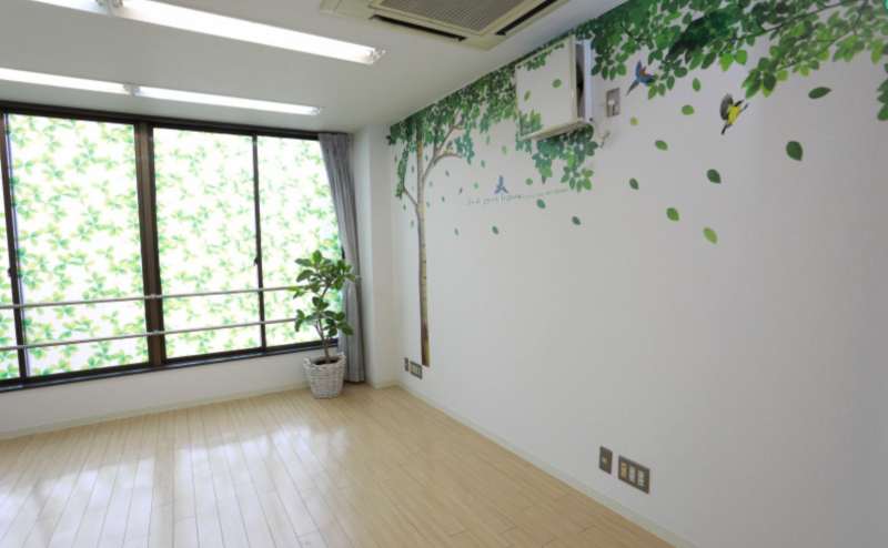 足元から天井まである大きく開放的な窓。写真や動画の撮影にいかがでしょうか