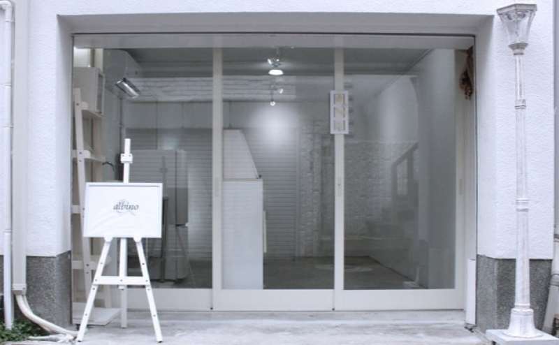rental gallery space albino 新神戸駅から徒歩10分 格安レンタルギャラリー 商品撮影 イメージ撮影 展示会 ワークショップ 前面ガラス張り 全面白色  カウンター付き