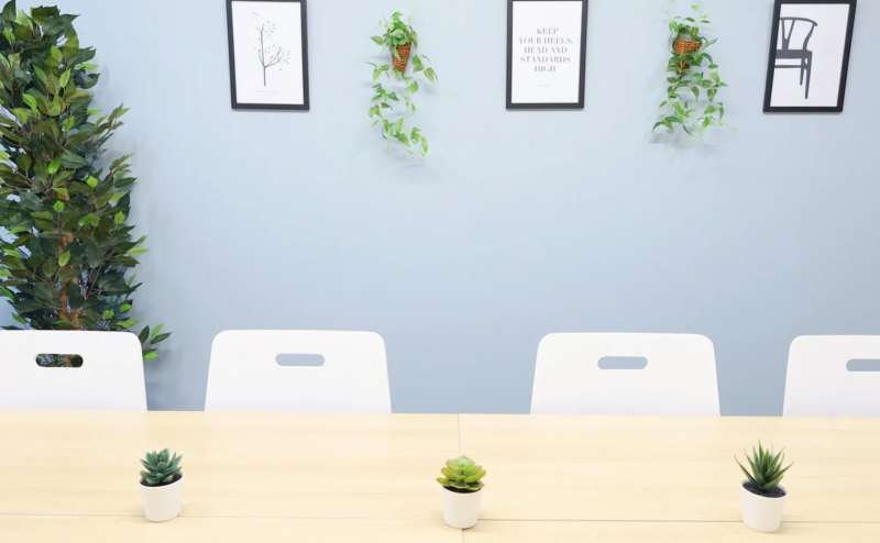 清潔でオシャレな内装のスペースで会議やミーティングはいかがでしょうか