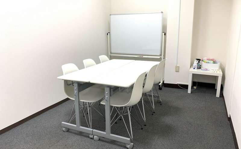 テーブルとイスは自由にレイアウトをかえてください。