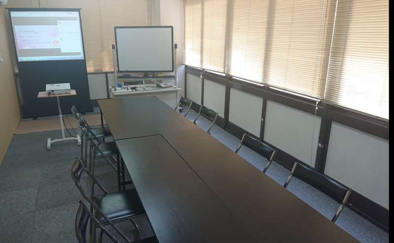 ミニルーム　ミーティング形式　8名掛け