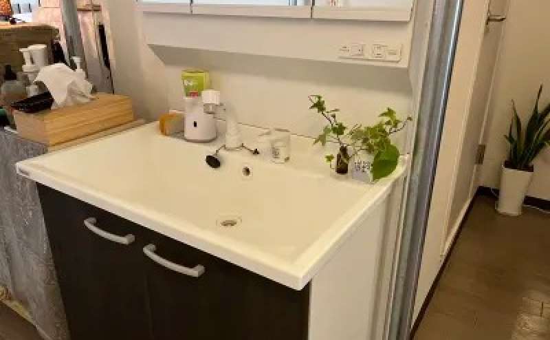 トイレの横には洗面台がございます。手洗いなどご自由にご利用ください。