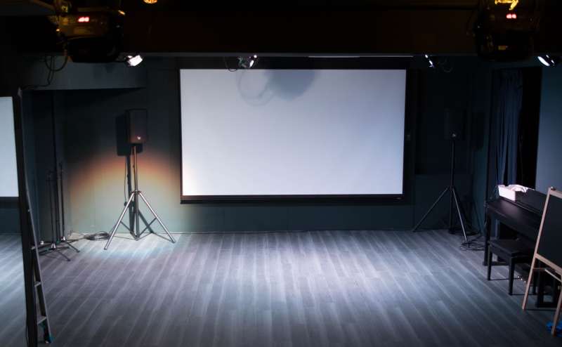 140インチスクリーン