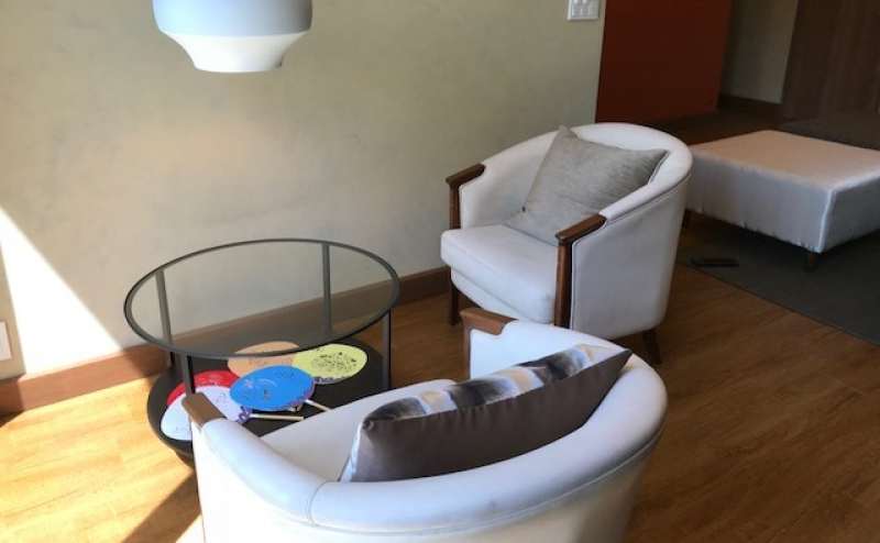 ガーデンに面したコーナーは商談に