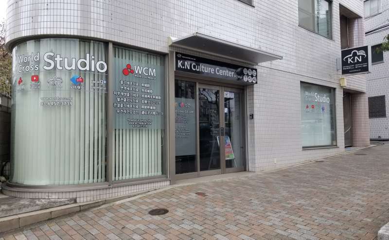 場所が1階なので日当たりもよく、明るい雰囲気で行えます。すぐ近くにコンビニもあり、買い物にも便利です。