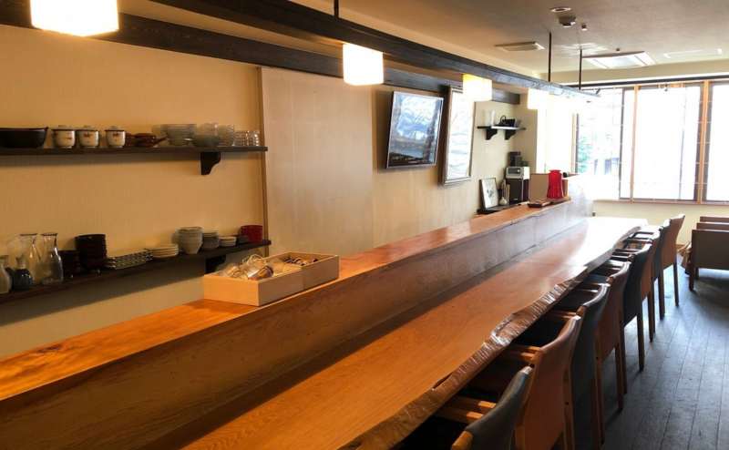 大きな窓からの自然光が明るい室内。写真や動画の撮影にも