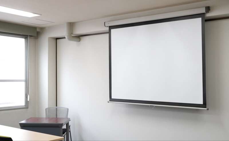 【第一会議室】をご利用の際には、スクリーンとプロジェクターが無料で使用できます。予約時にお申し付けください。