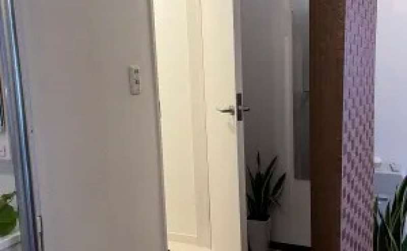 ついたての奥にトイレがあります。白を基調とした清潔感のある空間です。清掃には特に力を入れております