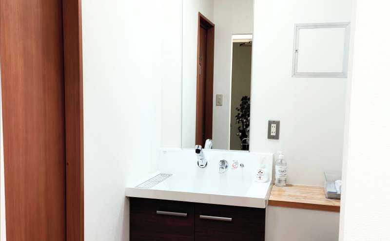 清潔で大きな洗面、手洗いスペース。