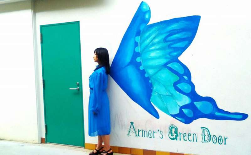 駅からすぐ車のパーキングを越えるとバタフライの看板が見えます。蝶になれるスタジオです。2017年オープンしたてです