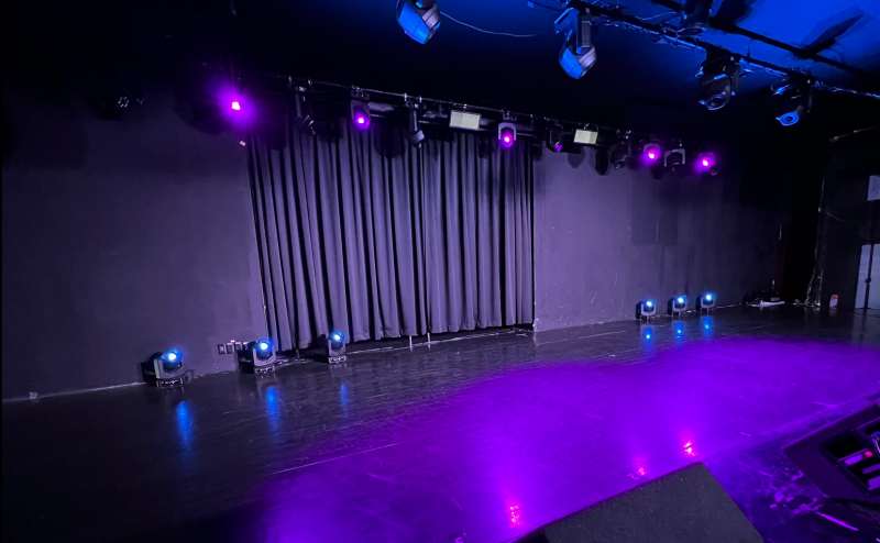 幅12メートルの広いステージ完備！